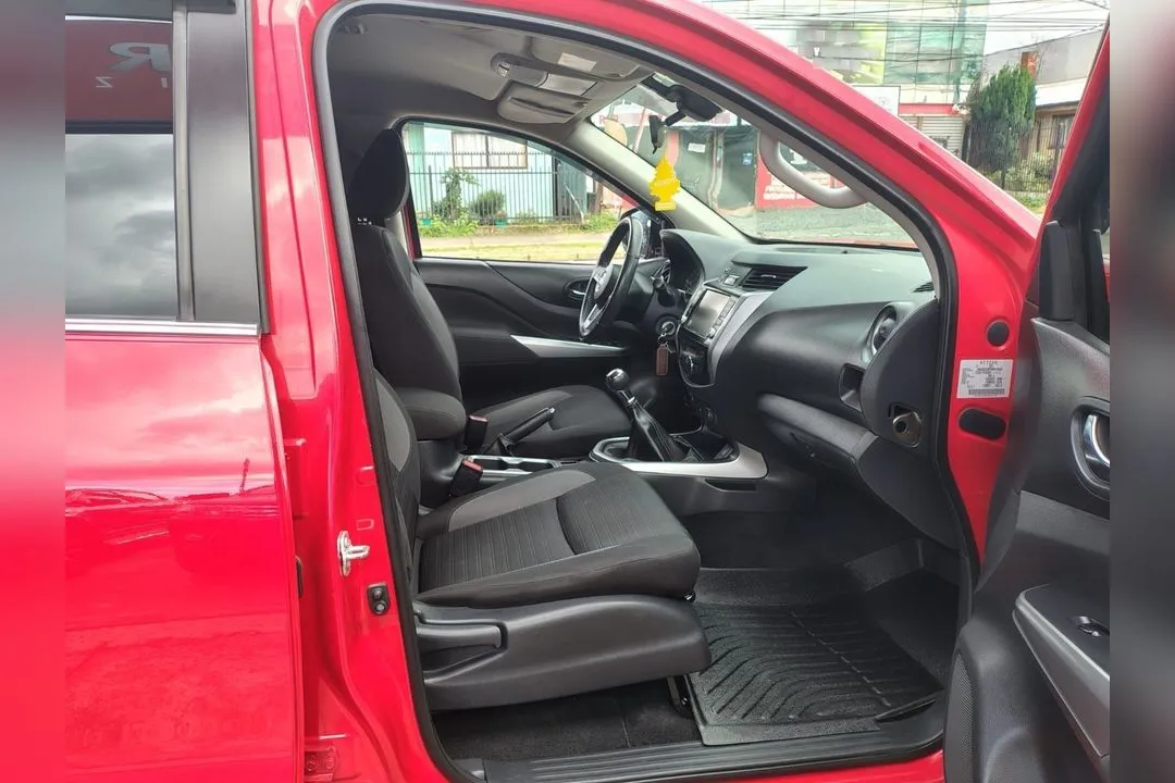 Nissan Navara D/CAB 4X4 2.3 MT