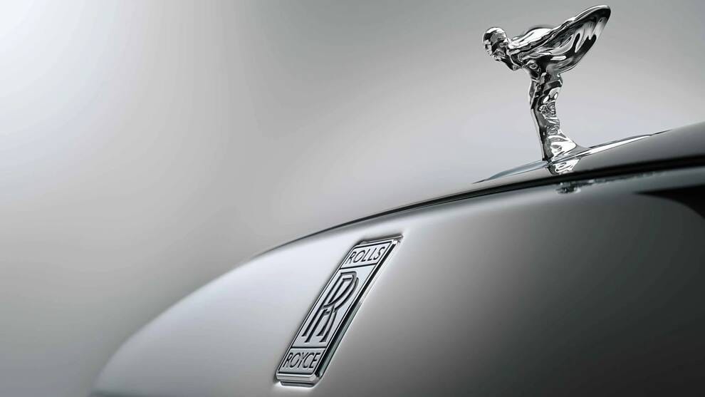 Rolls-Royce pone el freno a su electrificación total y mantendrá motores V12