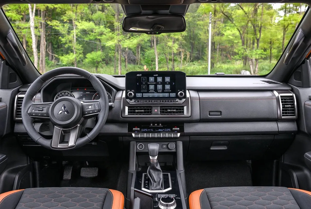 Mitsubishi L200 Cabina Doble 2.4T D 6AT 4X4 5P Dakar XR AT