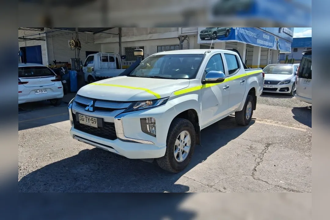 Mitsubishi L200 2.4 KATANA CRT DIESEL SPECIAL PACK DOB. CAB. 4X4 MT 4P